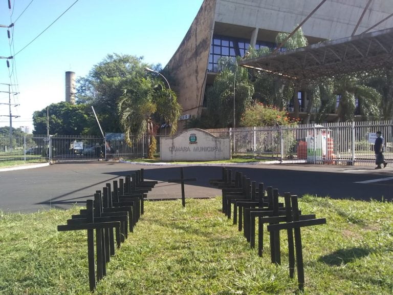 Manifestantes colocam cruzes em protesto em frente a câmara municipal de Ribeirão Preto