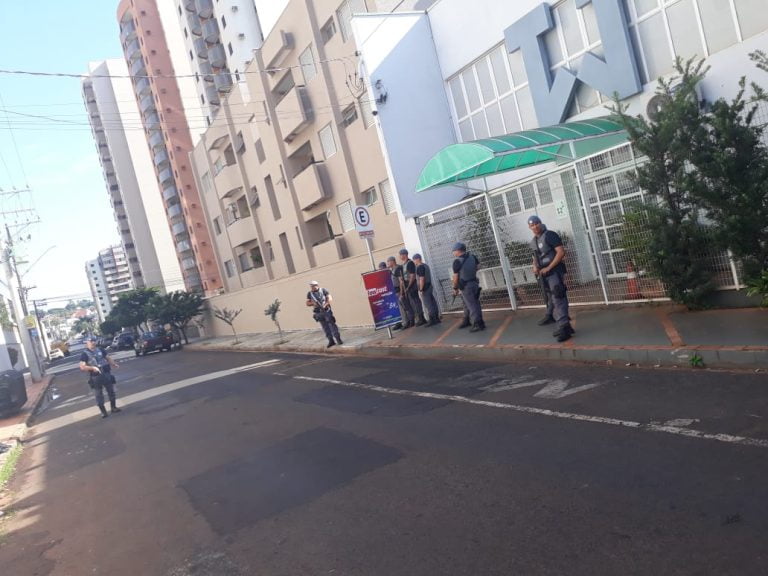 Treinamento tático do BAEP no Jardim Irajá chama atenção de transeuntes
