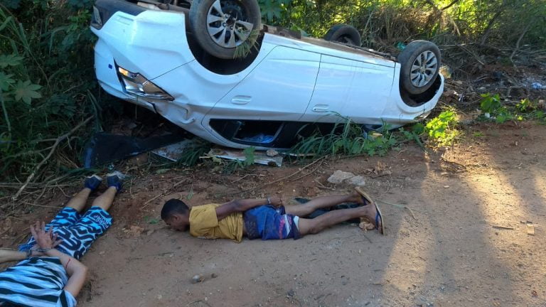 Homens suspeitos de roubo à residência são presos após capotar carro em Ribeirão