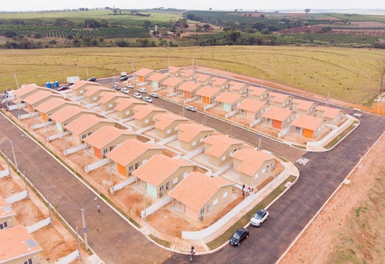 Secretaria da Habitação entrega 70 casas para famílias de Mococa