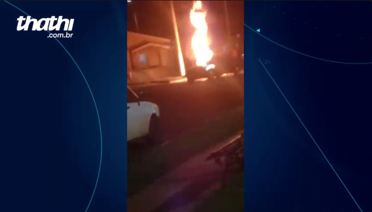 Vídeo | Após colisão, carro e moto pegam fogo e pedestre é atingida pelas chamas em Sertãozinho