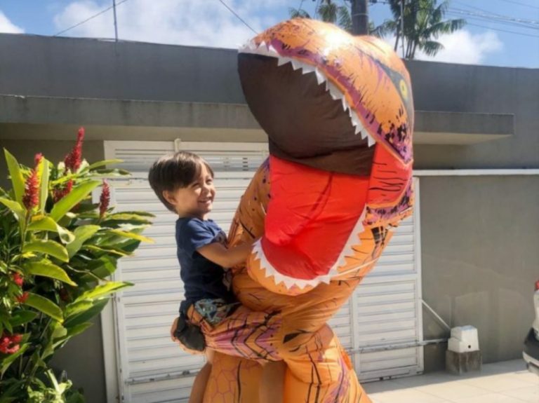 Médico se fantasia de dinossauro para abraçar filho após 36 dias
