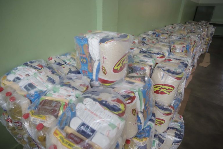 Prefeitura distribui mais de 2,3 mil cestas básicas a alunos da rede municipal de ensino