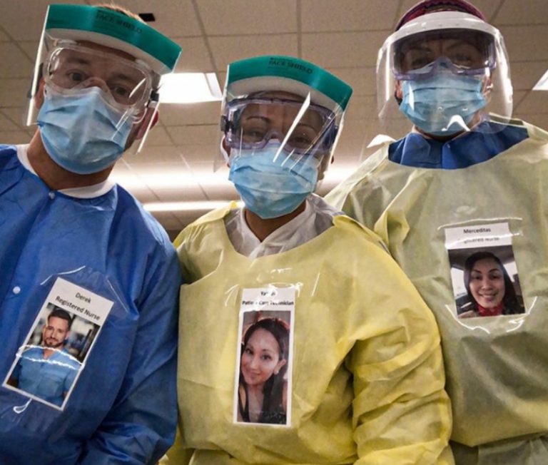 Médicos fazem crachás de si mesmos sorrindo para confortar pacientes internados com Covid – 19