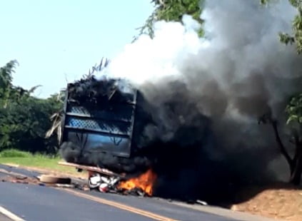 Vídeo | Caminhão invade pista e mata dois motociclistas na região