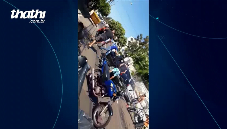 Vídeo | Carro na contramão atinge moto e é atacado por populares no Ipiranga
