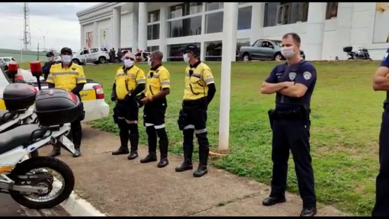 Contra decisão da Justiça, centenas vão as ruas contra fechamento do comércio em Ribeirão
