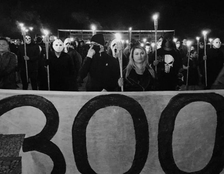 Grupo bolsonarista protesta em frente ao STF com tochas e máscaras