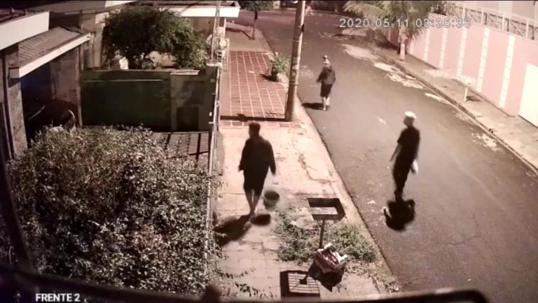 Vídeo: jovens são flagrados depredando casa no Sumarezinho