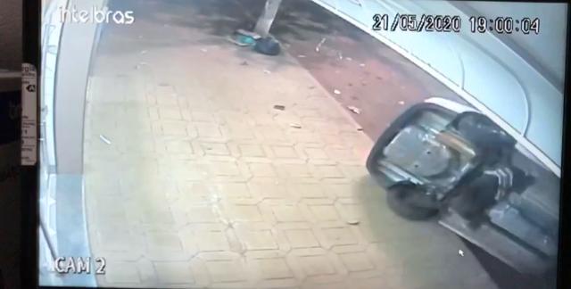 Vídeo | Câmeras de segurança flagram capotamento na Avenida do Café