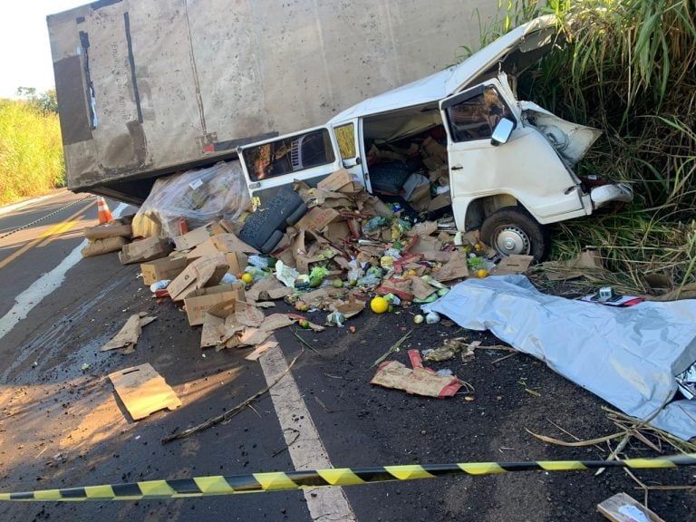 Imagens fortes | Acidente entre três veículos mata dois em rodovia de Cajuru