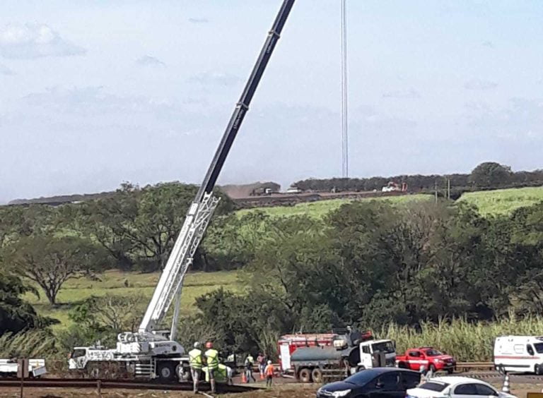 Caminhão despenca de ribanceira e mata motorista em rodovia da região
