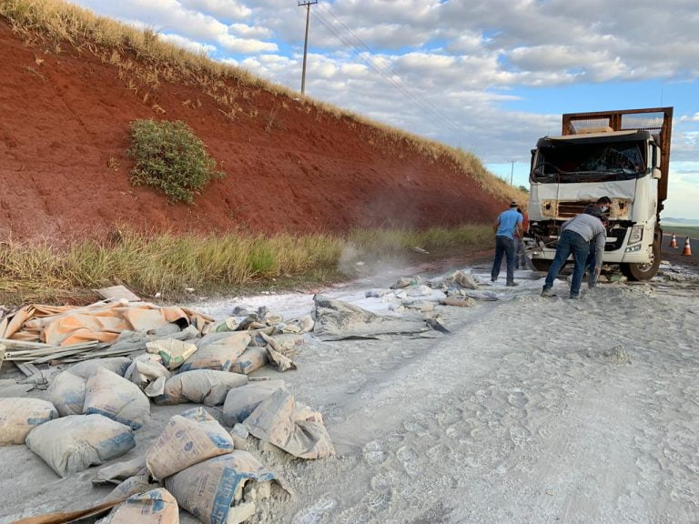 Caminhão tomba e espalha cimento pela Abrão Assed, em Serrana