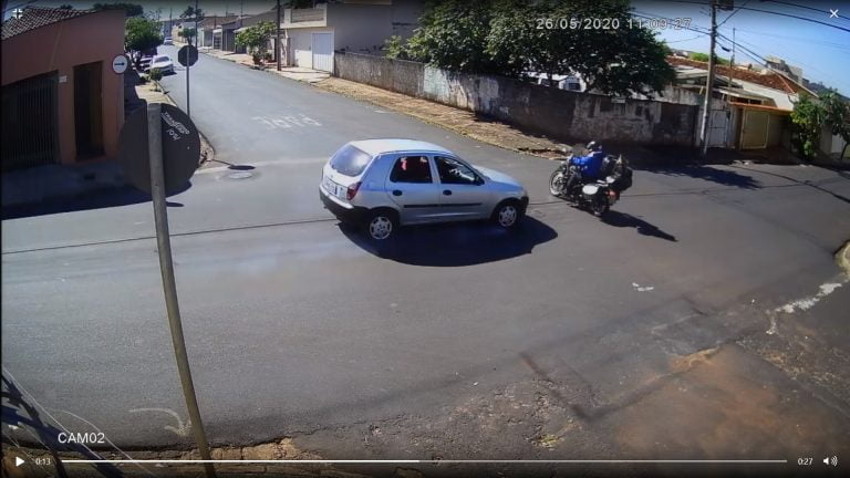 Vídeo | Menor colide carro com motociclista que não respeitou sinalização no Sumarezinho