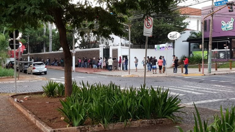 Abertura de agência da Caixa causa fila e e aglomeração em Ribeirão Preto