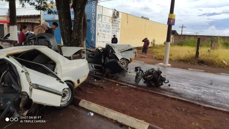 Imagens fortes | Acidente racha carro ao meio e faz mulher amputar a perna em Cravinhos