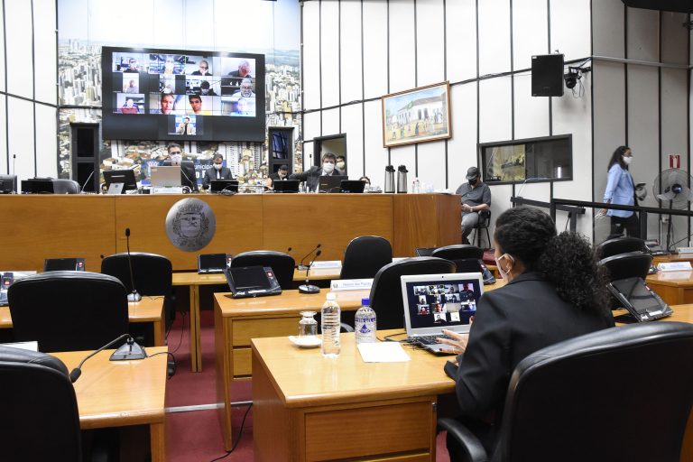 Empresa contratada na farra das ambulâncias teve acesso a proposta das concorrentes, afirma servidora