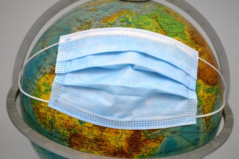 Pesquisa aponta que só 15% dos brasileiros fizeram isolamento rigoroso, e 55% perderam renda durante a pandemia