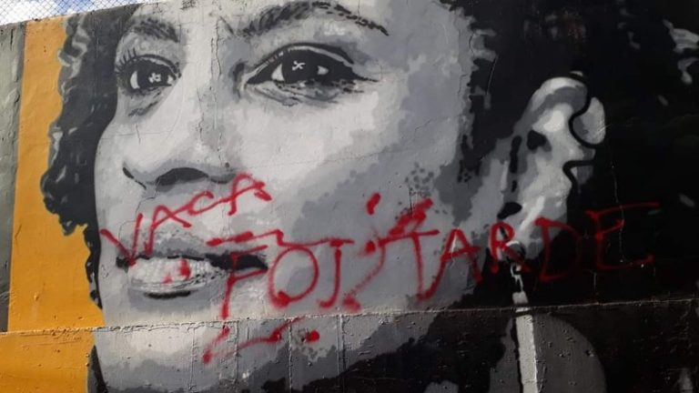 Grafite com rosto de Marielle Franco é pichado com xingamentos