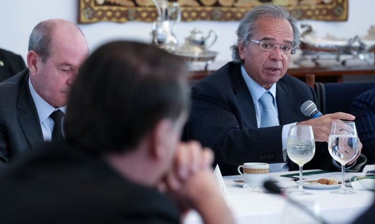 Paulo Guedes descarta prorrogação do auxílio emergencial em 2021