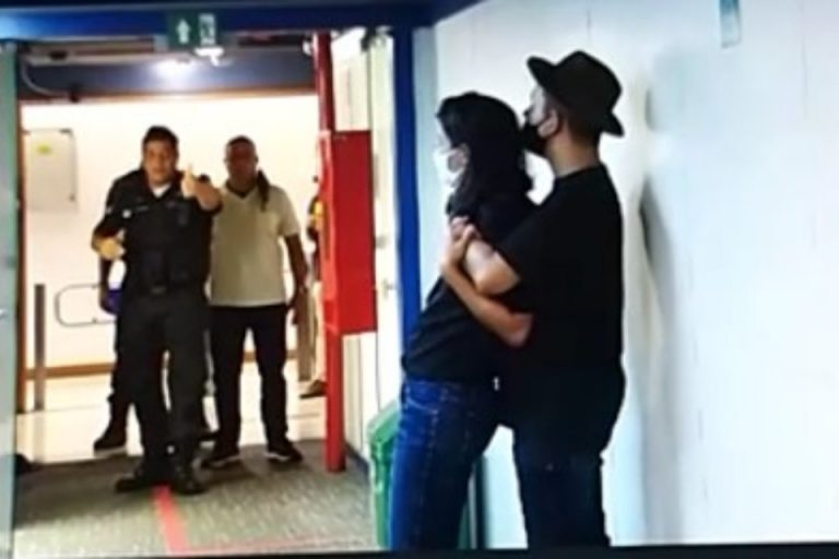 Vídeo | Homem armado com faca invade estúdio da Globo e faz repórter de refém no Rio