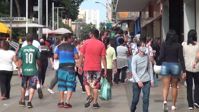 Na retomada do comércio,   calçadão lotado e explosão de casos e mortes por covid dão o tom