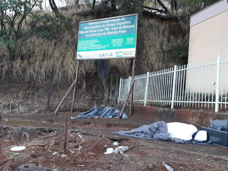 Moradores de rua são vistos dormindo em frente a abrigo da Prefeitura