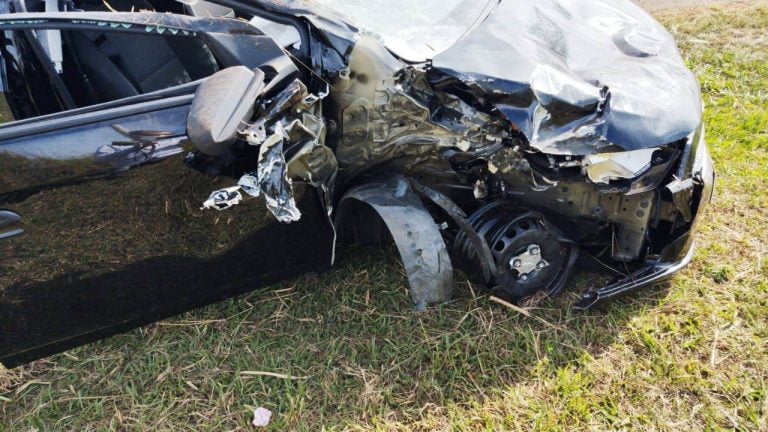 Imagens fortes | “O motorista nasceu de novo”, diz policial após carro ser atingido por pneu de caminhão