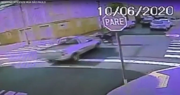 Vídeo | Carro ‘fura’ pare, bate em moto e motorista foge sem prestar socorro nos Campos Elíseos