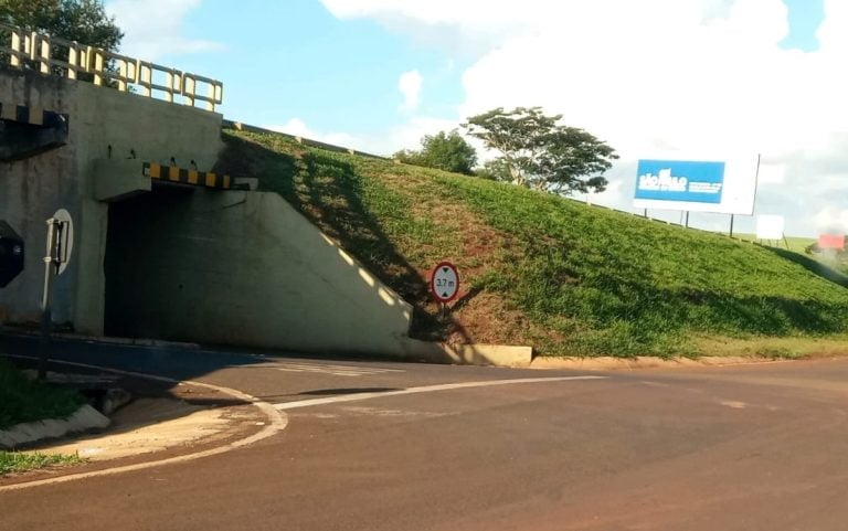 Concessionária fecha alça de acesso ao clube Vale do Sol, em Sertãozinho