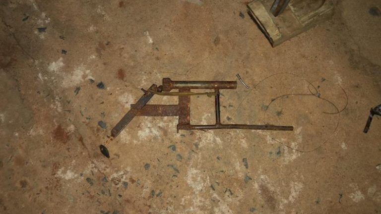 Homem atira na própria barriga manuseando arma artesanal de caça