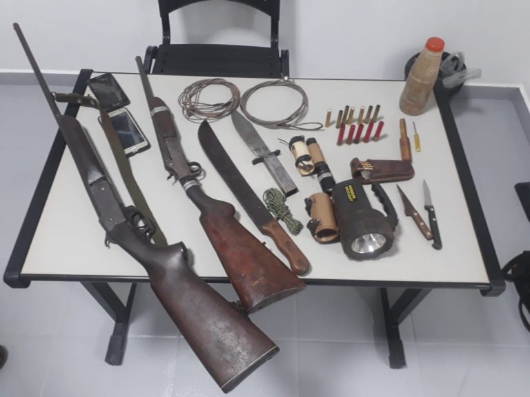 Dupla tenta fuga com armas de caça em Pontal