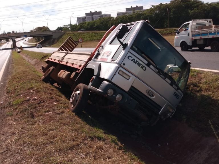 Vídeo | Caminhão cai em valeta no Anel Viário Sul, em Ribeirão