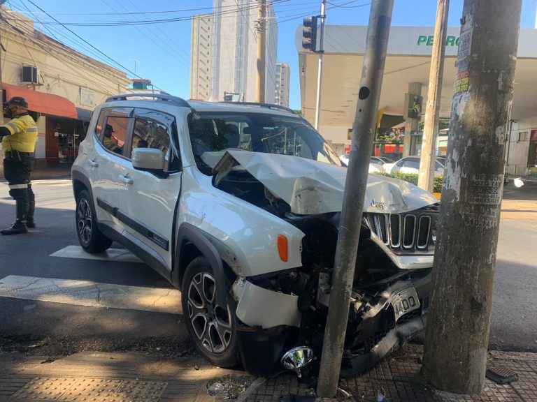 Motorista bate carrão no poste ao desviar de fechada na esquina da Catedral