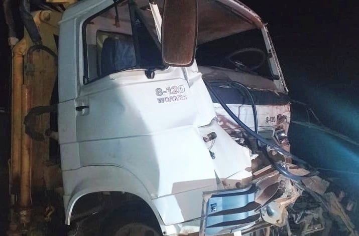 Caminhoneiro colide com reboque canavieiro e fica gravemente ferido