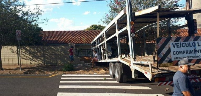 Caminhão desgovernado atinge muro de escola em Ribeirão Preto