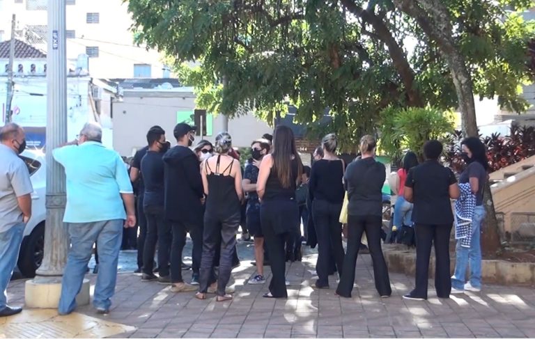 Profissionais do setor de beleza defendem volta ao trabalho e fazem manifestação