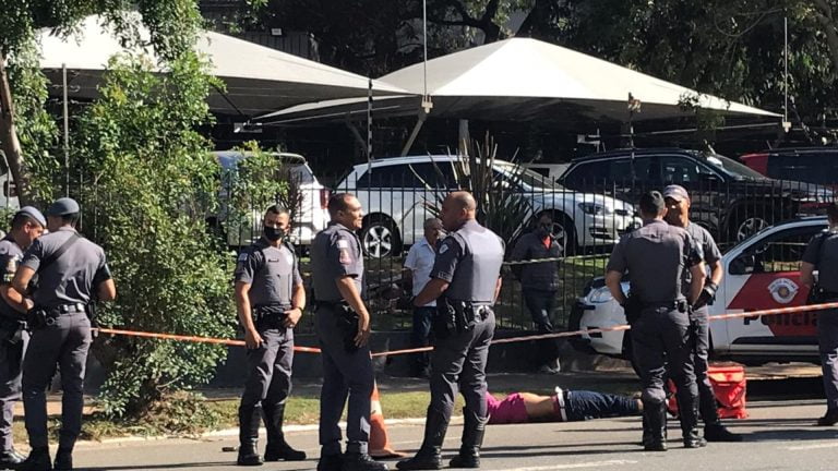 Vídeo | Ladrão rouba R$ 150 mil em saidinha de banco e acaba morto pela polícia