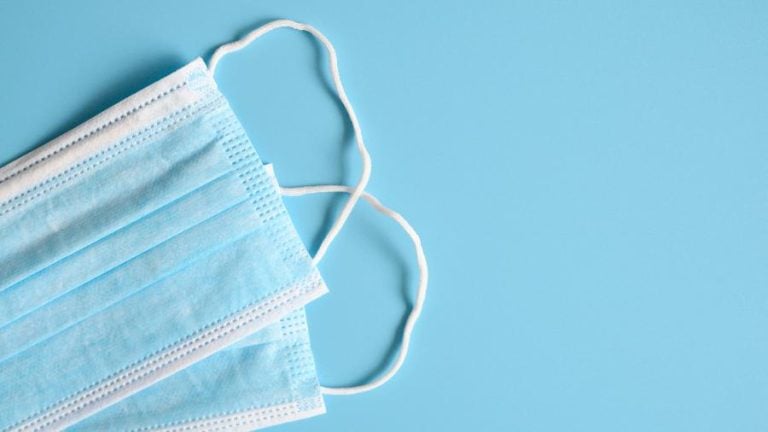 Uso prolongado de máscaras exige cuidado com a pele