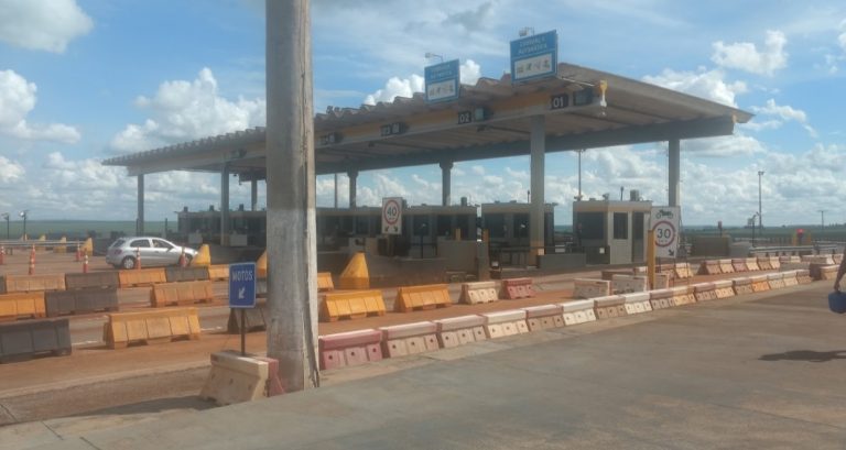 Dupla armada invade pedágio, faz reféns e rouba R$ 2,6 mil na região