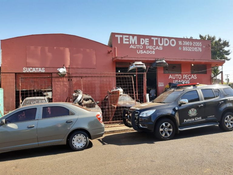 Polícia prende dois em ferro-velho da Vila Carvalho