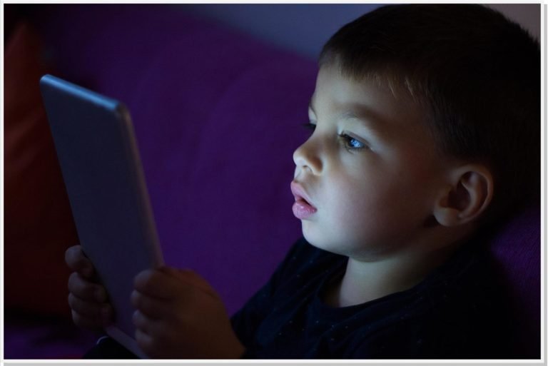 Exposição excessiva às telas durante a quarentena pode causar doenças oculares, afirma especialista