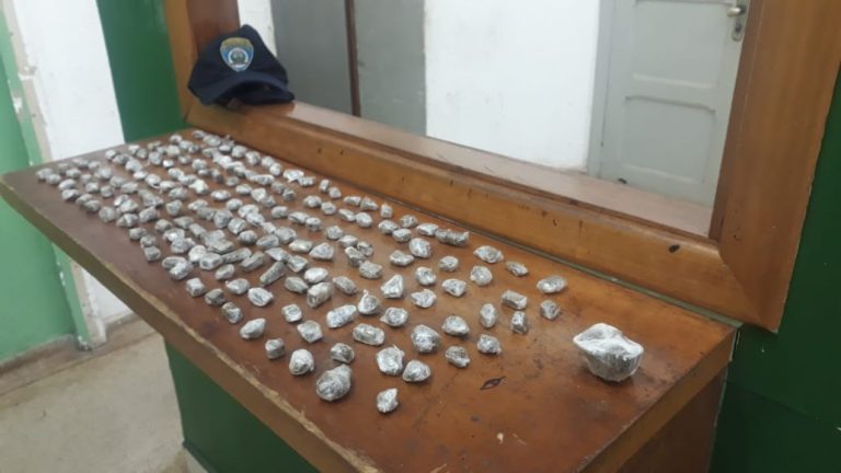 GCM apreende trouxinhas de mato esverdeado em avenida de Ribeirão Preto