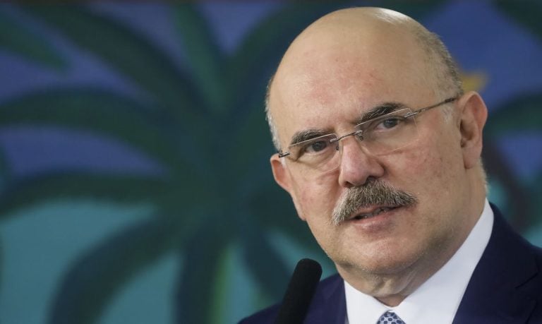 Pistola do ex-ministro dispara na hora do embarque