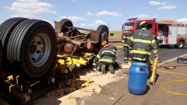 Caminhão de laranja tomba e mata caminhoneiro em Jaboticabal