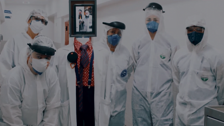 Tecnologia ajuda os voluntários do Expresso Riso nas visitas a pacientes com covid-19 na Santa Casa