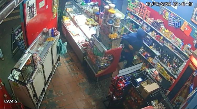 Vídeo | Dupla de bandidos armados roubam mercearia na zona Norte de Ribeirão Preto