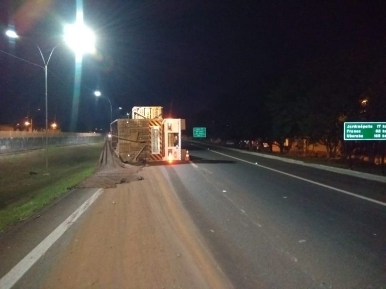 Carreta tomba e interdita faixa no KM 316 da rodovia Anhanguera