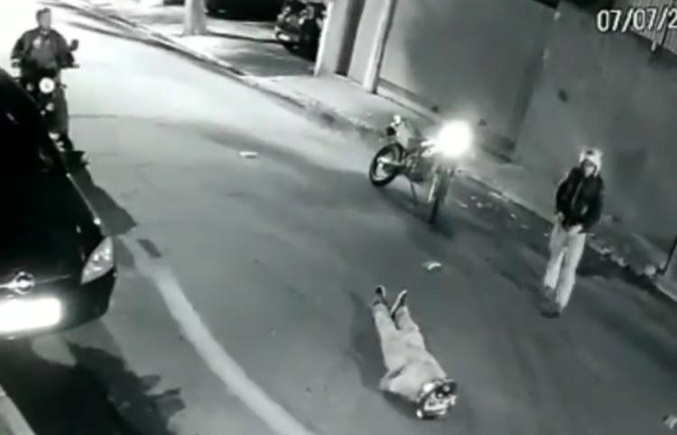 Vídeo | PM à paisana reage a roubo de motociclista e atira contra dupla de criminosos em São Paulo