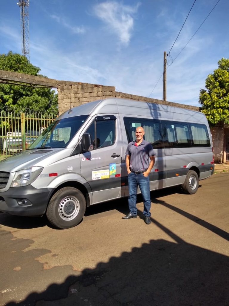 Sem opção, motoristas de van acusam bancos de cobrarem taxas extorsivas para ampliar financiamentos